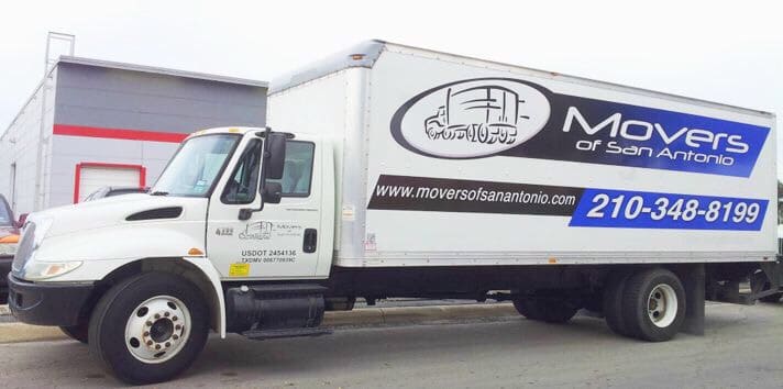 A family talking to a mover